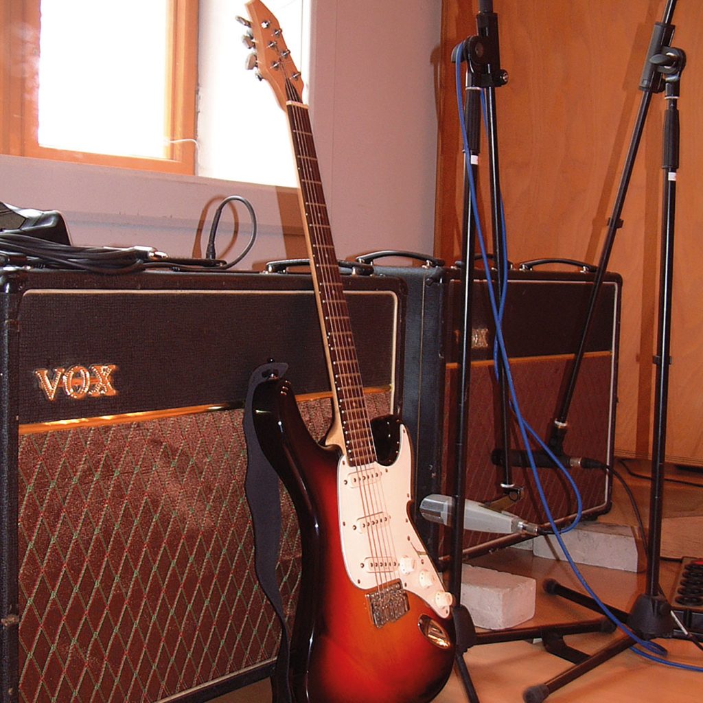 F-FACTOR - recording studio - recording room with guitar amps
