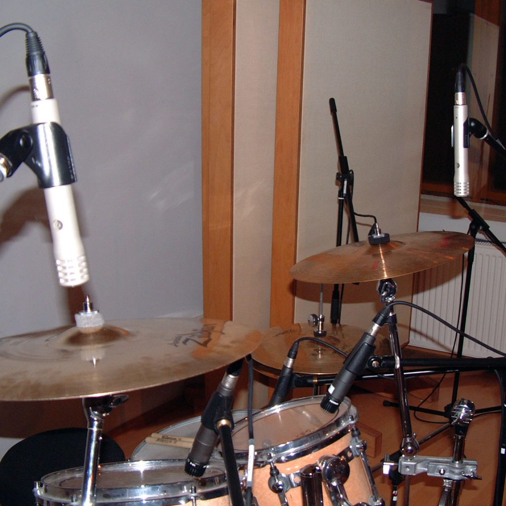 F-FACTOR - recoding studio - recording room with drums